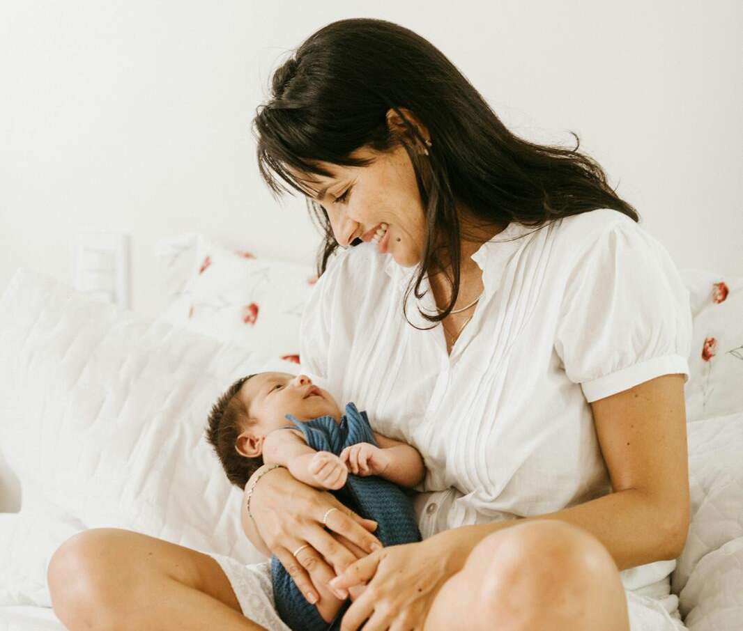 Una mamá sentada con su bebé en el regazo